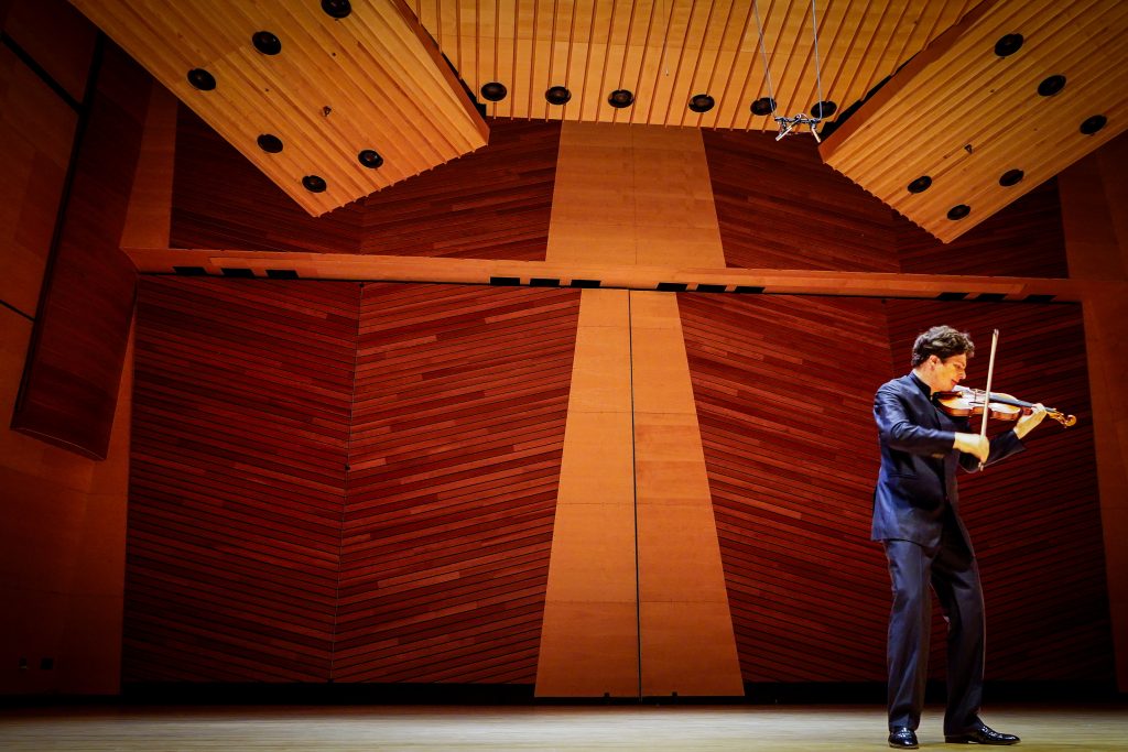 Review: Alone in Harris Hall, Augustin Hadelich soars - Vimarsana News